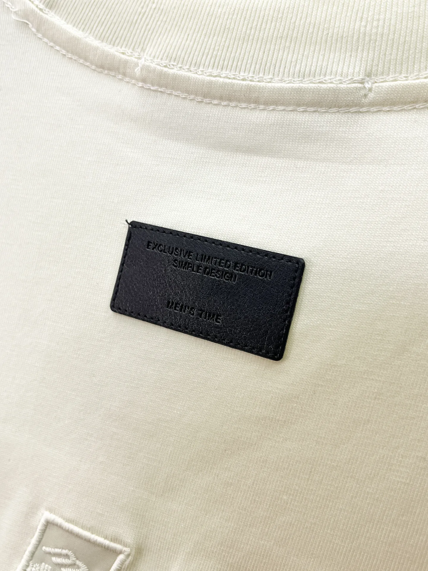 Balenciaga's high-end top-quality products 🐮2026 Spring and Summer New Arrival first counter, the latest New Arrival short-sleeved round neck T-shirt, Premium customized design, avant-garde and fashionable! Brand logo heavy craftsmanship design Premium customized 260g fabric. Soft to the touch. Comfortable to wear. Counter-level exquisite stitching. Fine workmanship. The upper body effect is incomparably handsome! A must-have item for men and women with the same style! Sizes: S~XXL When placing an order, please state your height and weight. The maximum wearing size is 210 pounds (one size larger)